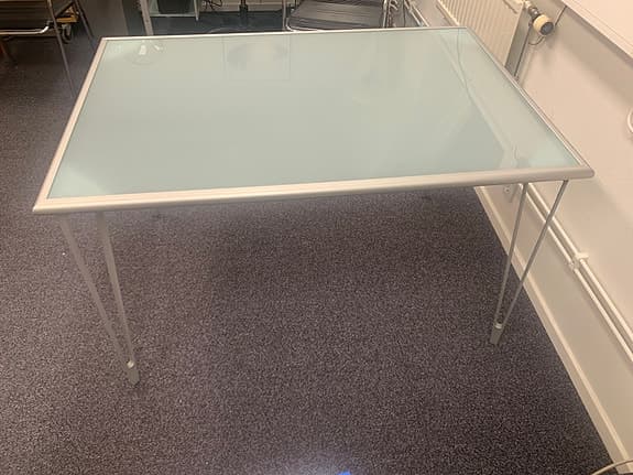 Glasbord i mkt fint skick tål att stå utom hus stolar finns