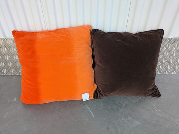 Sammetskuddar med innekuddar, orange, mörkbrun.