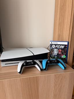 Sony Playstation 5 spelkonsol+ två handkontroller och Fifa26