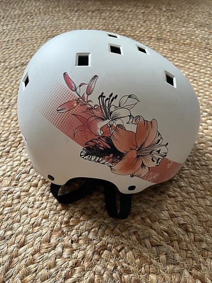 Warp Cykel/skatehjälm 52–56 cm vit med blommönster