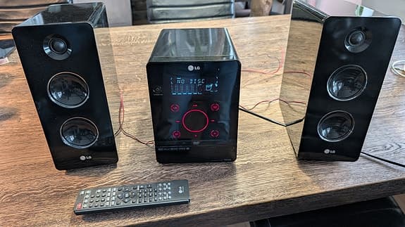LG mini hemmabio med DVD/CD och radio.