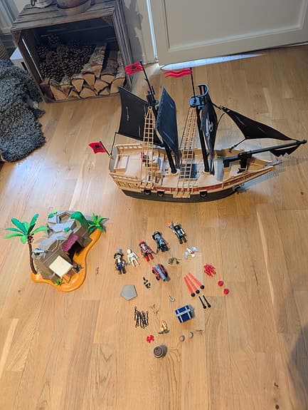 Playmobil piratskepp med ö och tillbehör