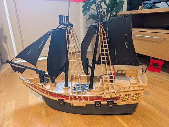 Playmobil piratskepp med ö och tillbehör