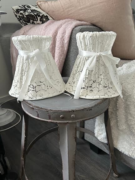 2 lampskärmar i spets