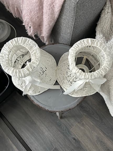 2 lampskärmar i spets