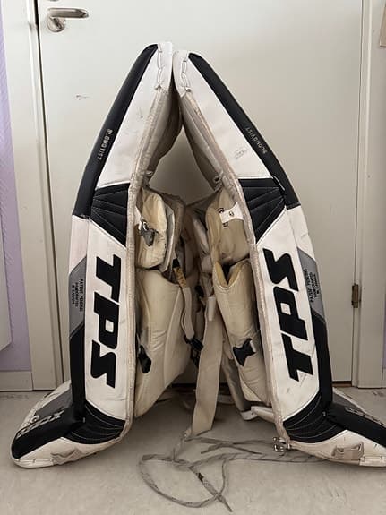 TPS Xceed målvaktsbenskydd vit svart