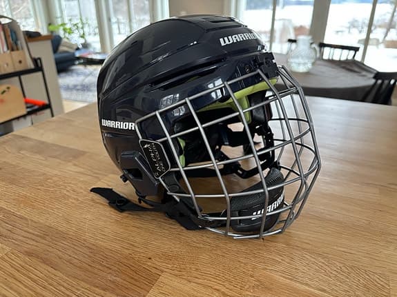 Warrior Alpha One ishockeyhjälm med galler mörkblå
