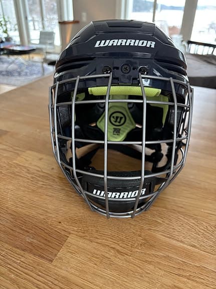 Warrior Alpha One ishockeyhjälm med galler mörkblå