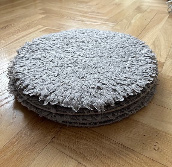 Grå rund sittdyna i mjuk pälsimitation som höjer den ombonade känslan hemma