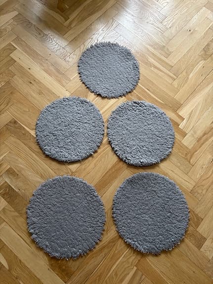 Grå rund sittdyna i mjuk pälsimitation som höjer den ombonade känslan hemma