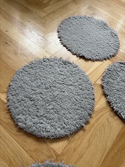 Grå rund sittdyna i mjuk pälsimitation som höjer den ombonade känslan hemma