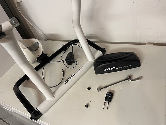 Bkool cykeltrainer med tillbehör