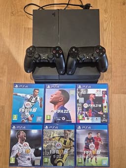 Sony Playstation 4 spelkonsol med två handkontroller och FIFA-spel