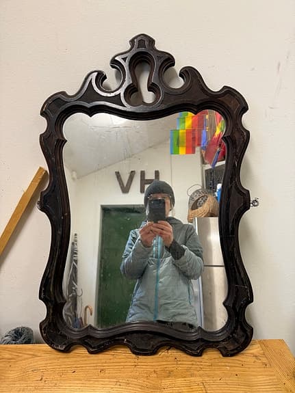 Två olika speglar. Gammal från farmor och ny från Åhléns.