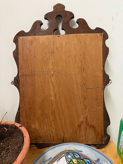 Två olika speglar. Gammal från farmor och ny från Åhléns.