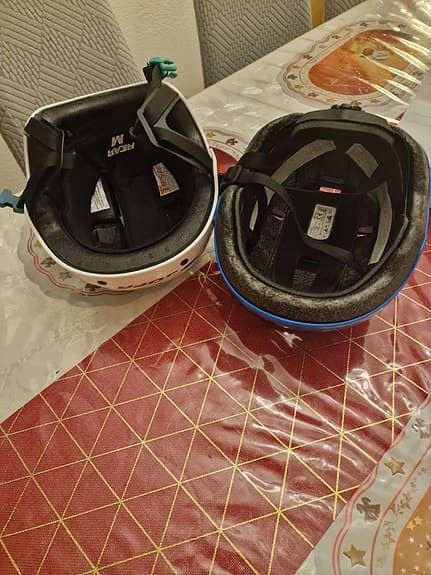 Två skridskorhjälmar