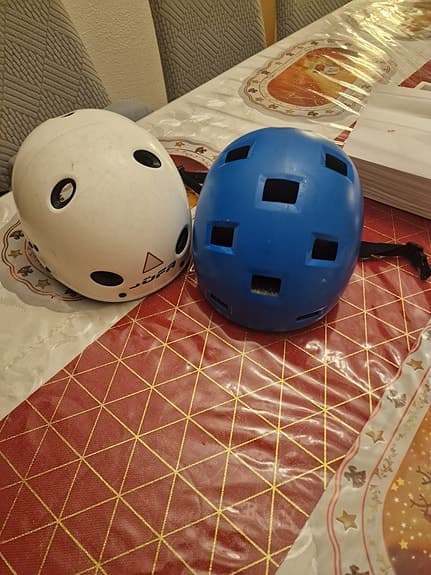 Två skridskorhjälmar