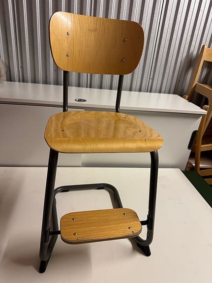 Hög stol med fotstöd – stabil och retro