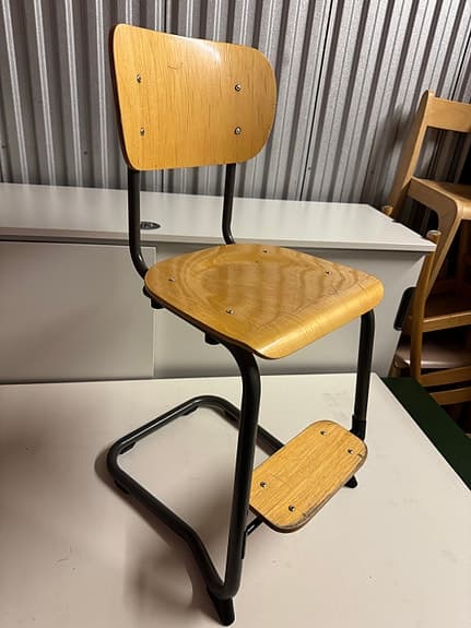 Hög stol med fotstöd – stabil och retro