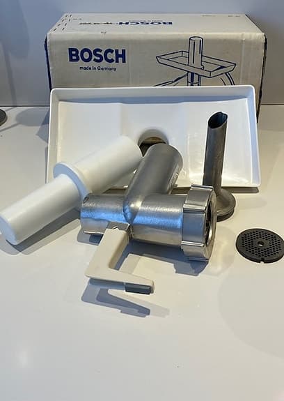 Bosch köttkvarn + korvhorn . Nyskick !