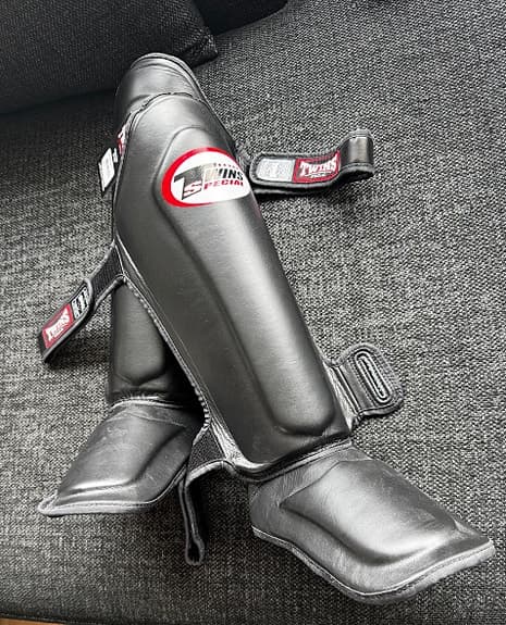 Twins Special benskydd svart