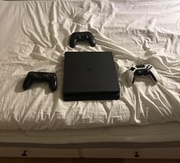 Sony Playstation 4 spelkonsol svart med handkontroller