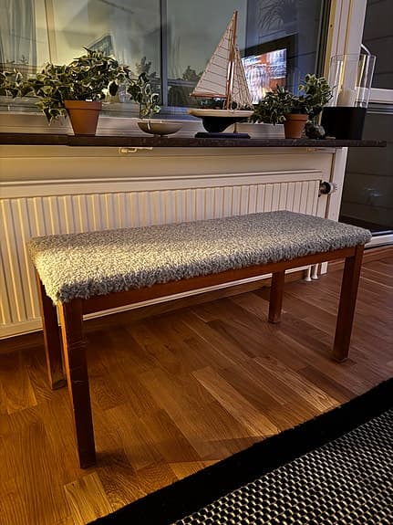 En liten hallbänk