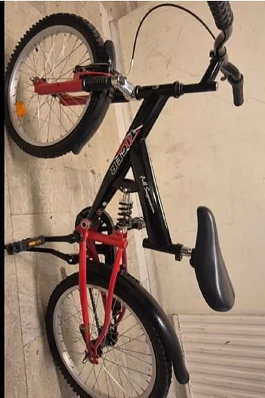 Svart och röd barncykel Tiger