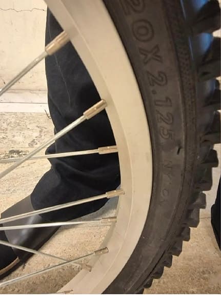 Svart och röd barncykel Tiger