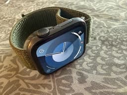 Apple Watch SE 2022 GPS - 44 mm, Svart, Grön sportloop
