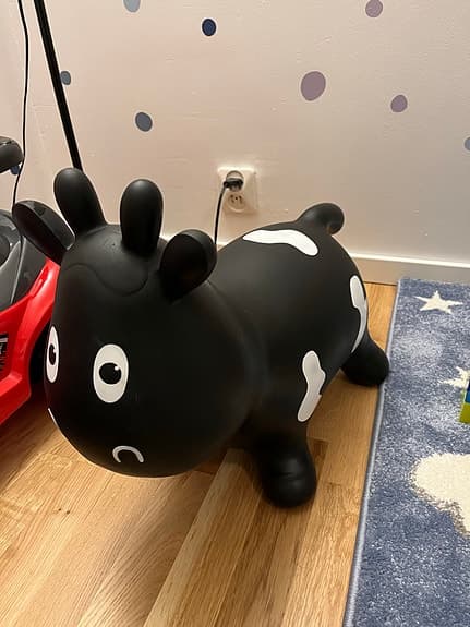 Hoppko / Hoppdjur – svart med vita fläckar 🐄