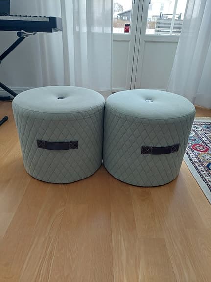 Två Mio sittpuffar/pallar runda tyg ljusgrön