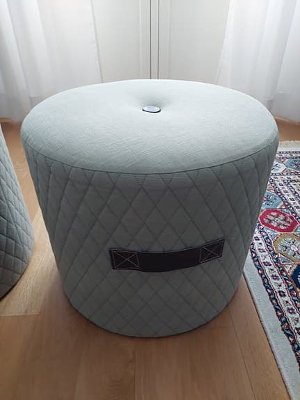 Två Mio sittpuffar/pallar runda tyg ljusgrön