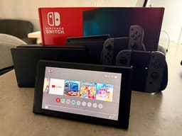 Nintendo switch V2 med spel - nästan oanvänd