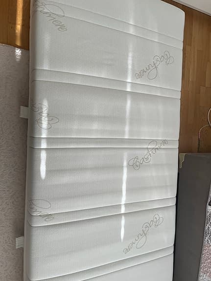 Jysk bäddmadrass vit