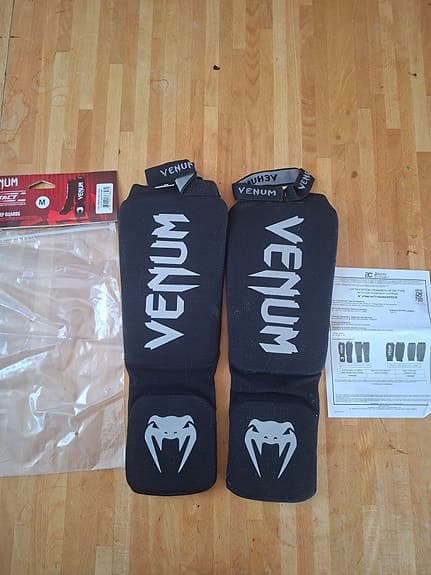 Benskydd Venum kontact,  storlek M