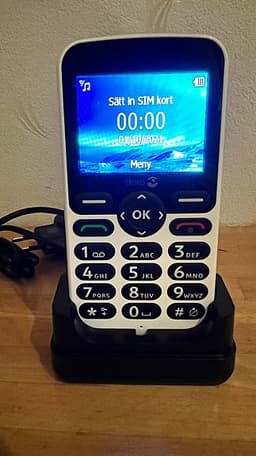 Doro DFB-0370 3G/4G mobil med larmknapp inkl ställ