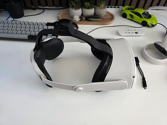 Oculus Quest 2 VR inkl. headstrap och ström + ljud adapter