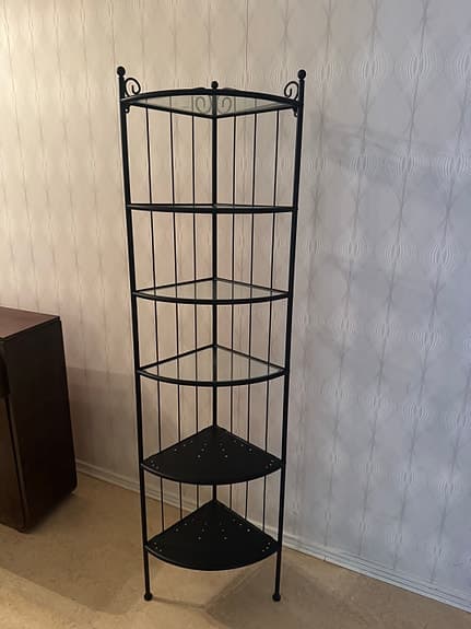 Svart hylla, med glas yta .