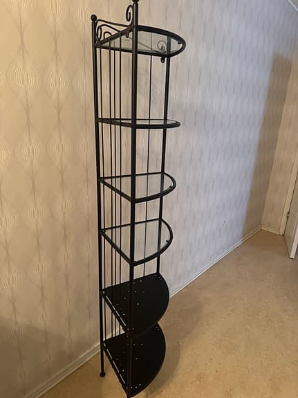 Svart hylla, med glas yta .