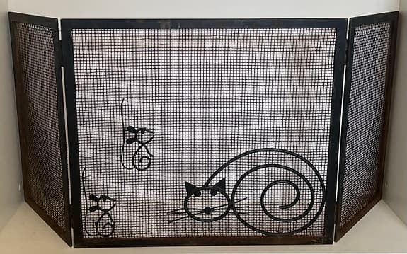 Gnistskydd / gnistgaller / spisskydd till öppen spis.  Smide med katt & möss