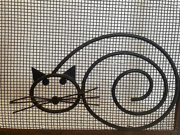 Gnistskydd / gnistgaller / spisskydd till öppen spis.  Smide med katt & möss