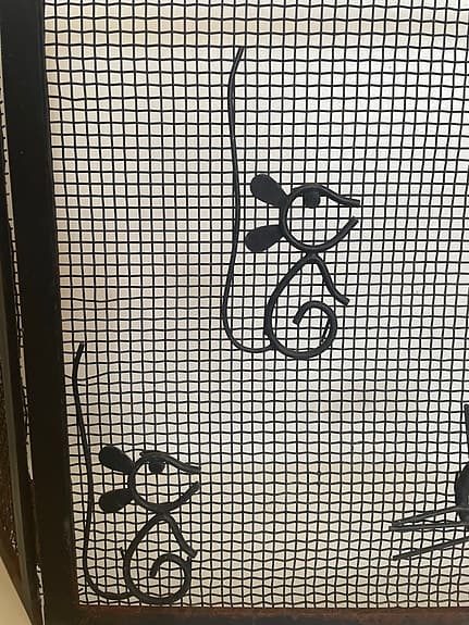 Gnistskydd / gnistgaller / spisskydd till öppen spis.  Smide med katt & möss