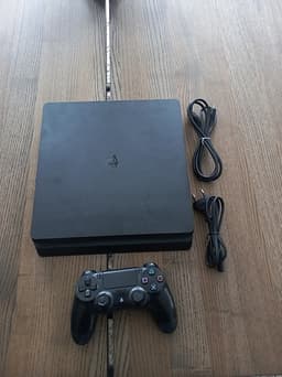 Sony Playstation 4 spelkonsol svart med handkontroll och kablar