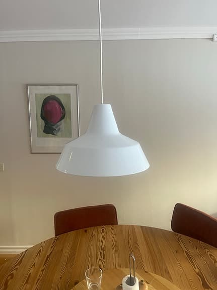 Dansk designikon – Værkstedspendel 34 cm vit – klassisk industripendel