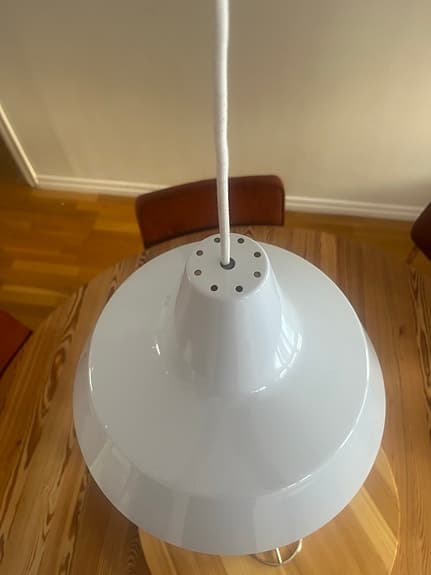 Dansk designikon – Værkstedspendel 34 cm vit – klassisk industripendel