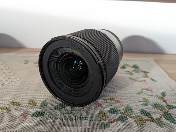 Sigma 16mm f/1.4 DC DN kameraobjektiv svart