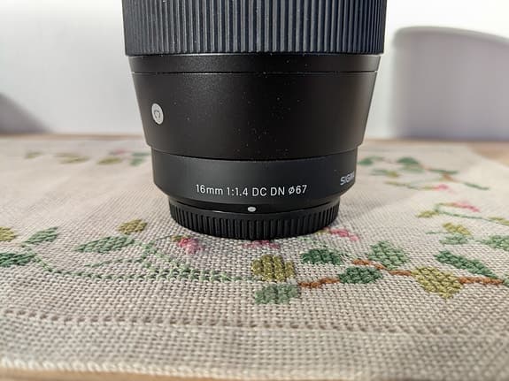 Sigma 16mm f/1.4 DC DN kameraobjektiv svart