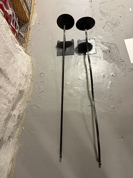 2 smidesjärnsljusstakar