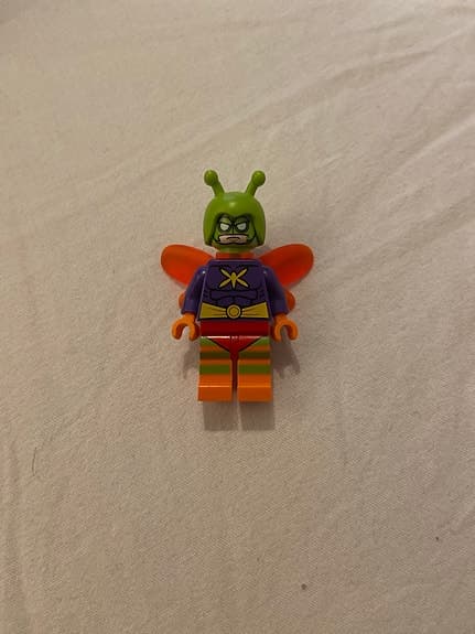 LEGO DC minifigur med grönt huvud och orange vingar Mothman
